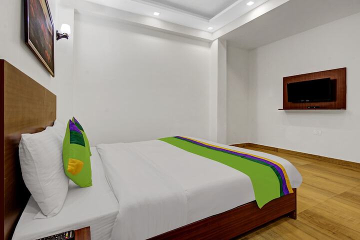 Room 13 of 33