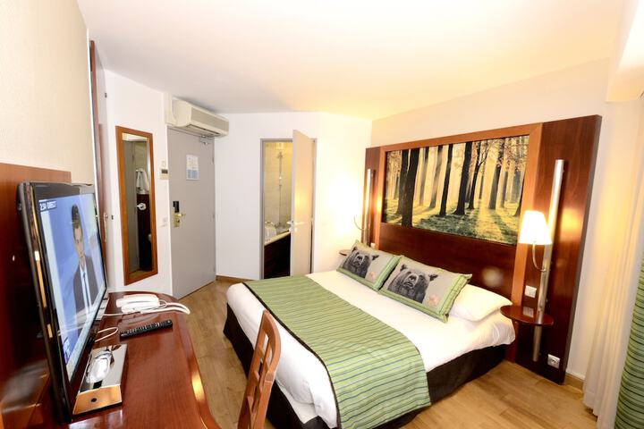 Room 8 of 33