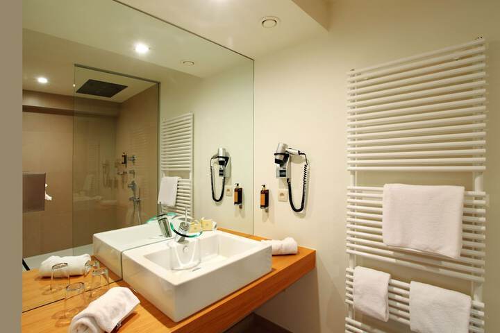 Room 15 of 28