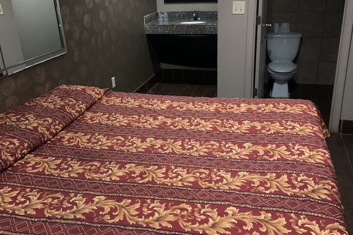 1 King Bed (2 of 5)