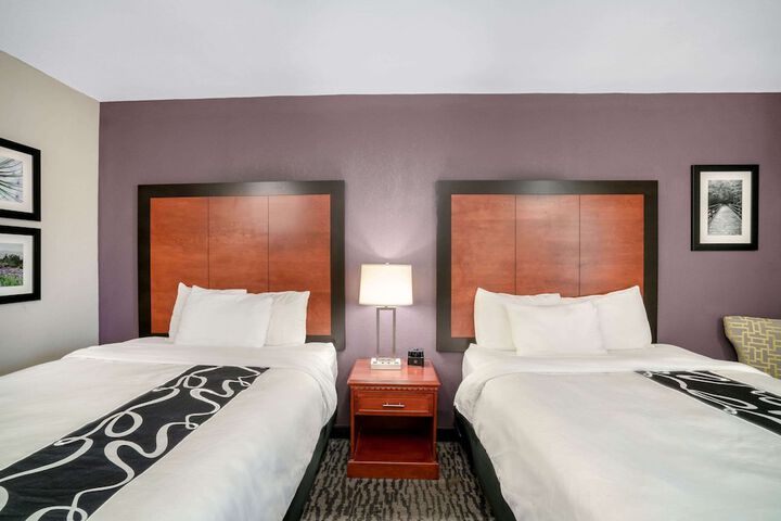 2 Queen Beds (4 of 10)
