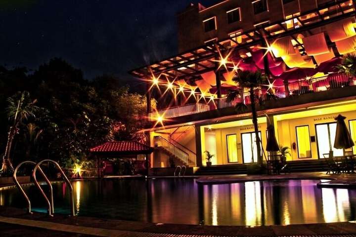 Hotel with Pool
