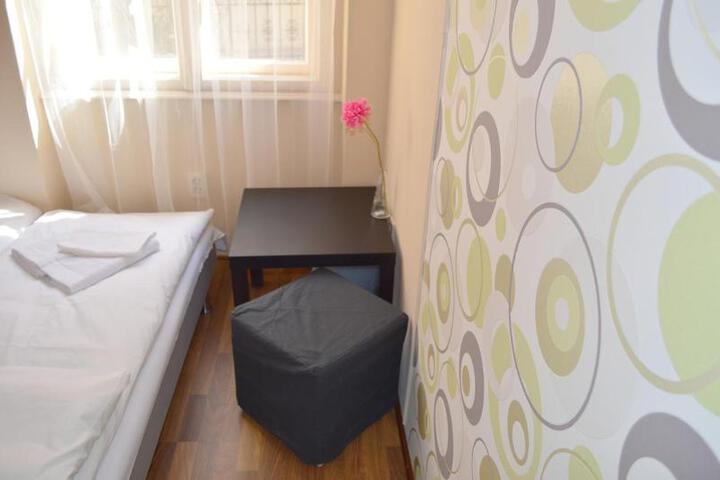 Room 6 of 10