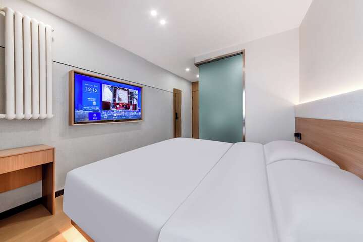 Room 17 of 30