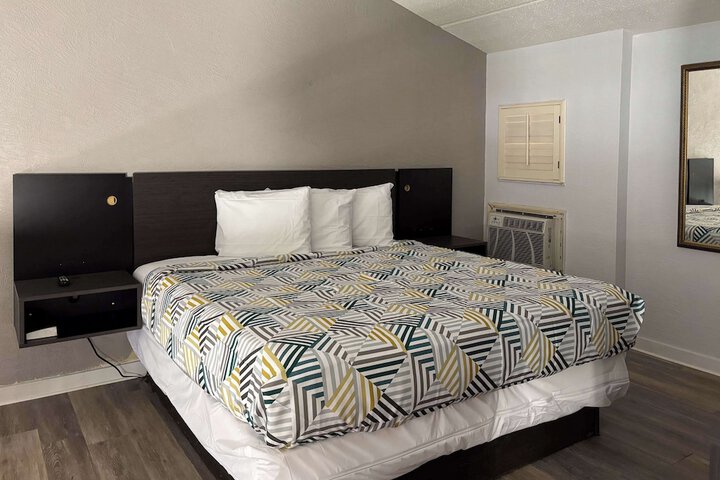 1 King Bed (3 of 19)
