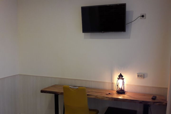 Room 6 of 11