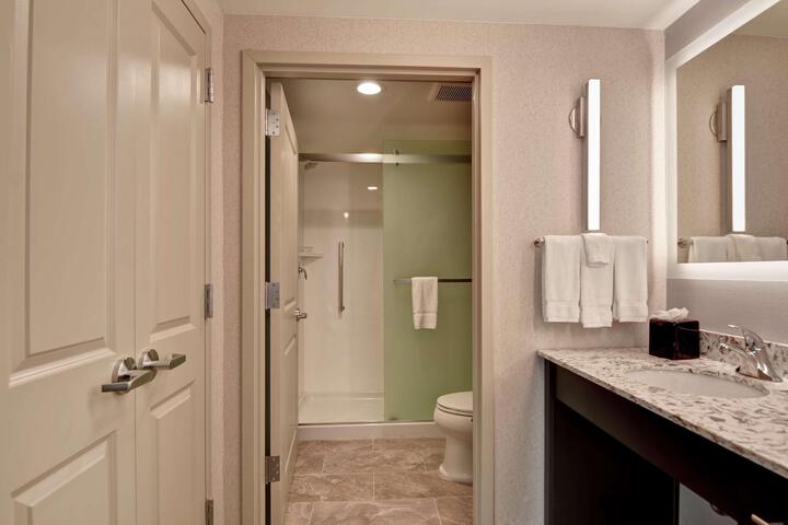 1 King Mobilty Hearing Accessible Tub Studio (17 of 20)