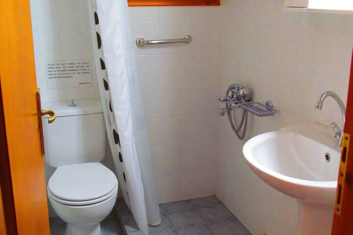 Room 10 of 28
