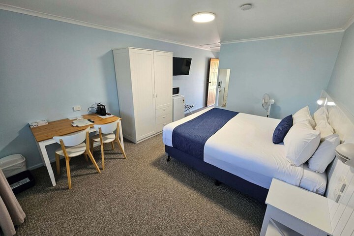 Room 5 of 83
