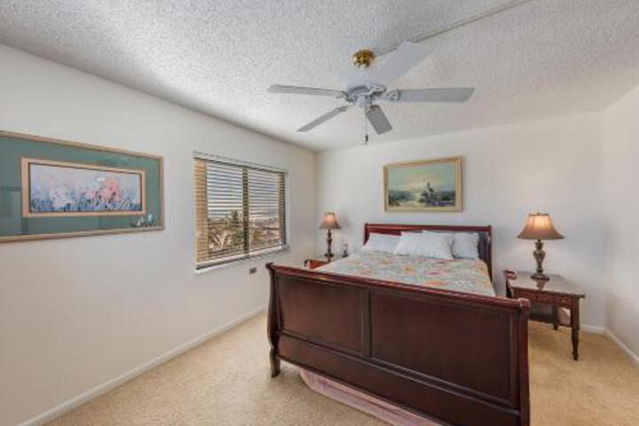 Sandarac B511 Gulf Front Pool Access Wifi in Fort Myers Beach, FL