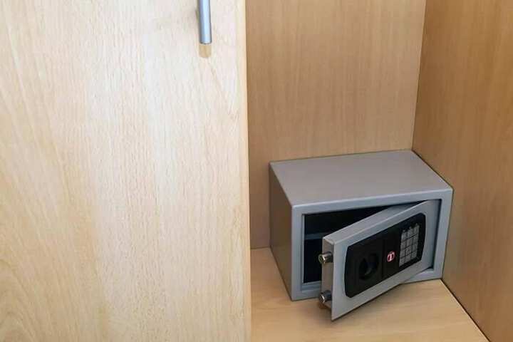 Room 9 of 37