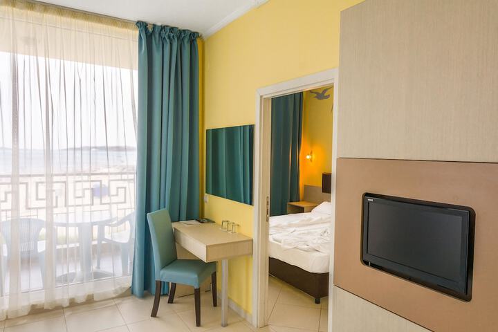 Room 5 of 76