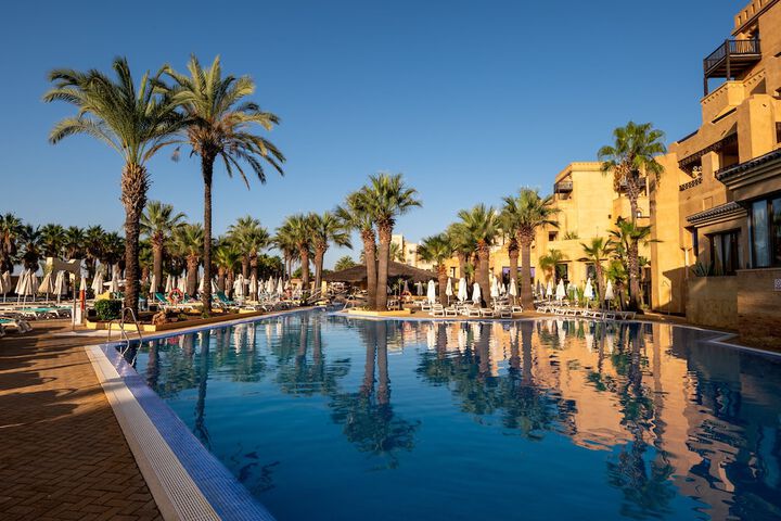 Hotel with Pool