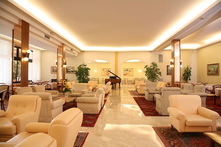 Entrance & Lobby