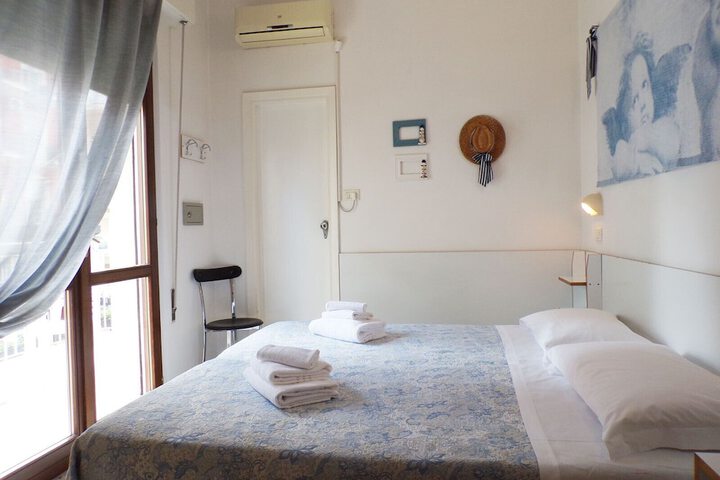 Room 11 of 30