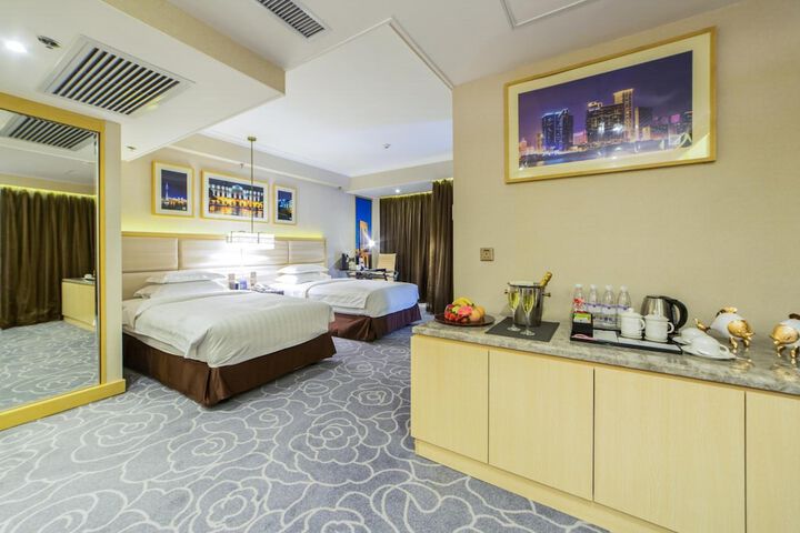Room 11 of 28