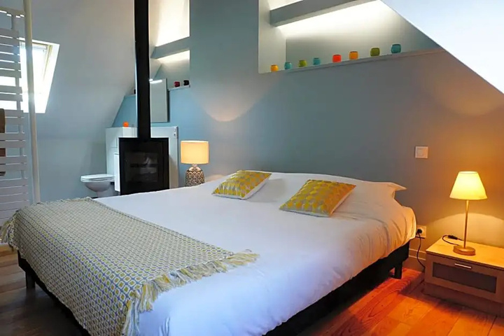 Room 2 of 8