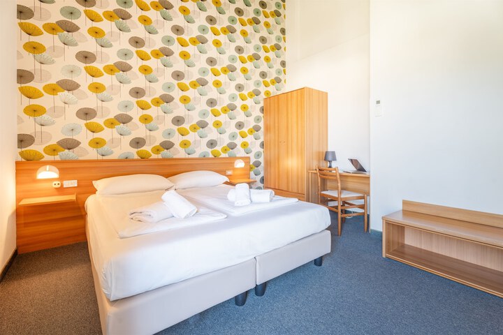 Room 43 of 104