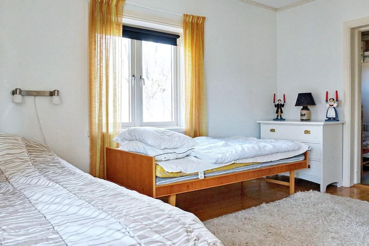 Room 4 of 10