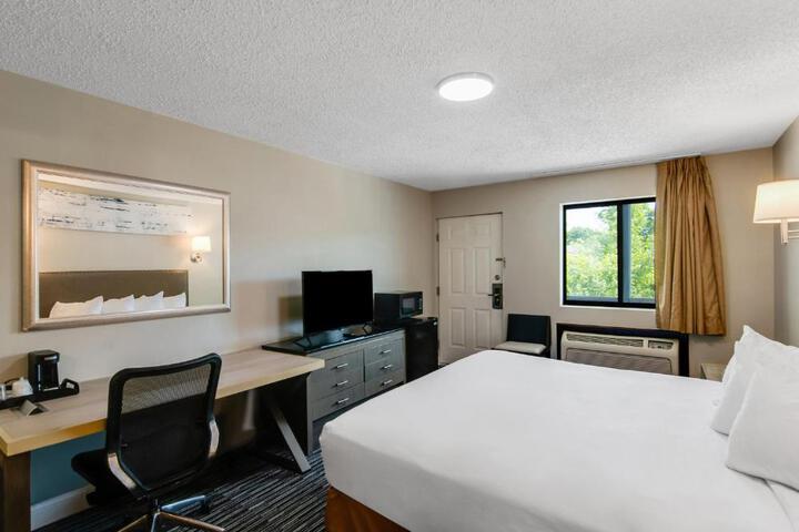 1 King Bed (1 of 33)