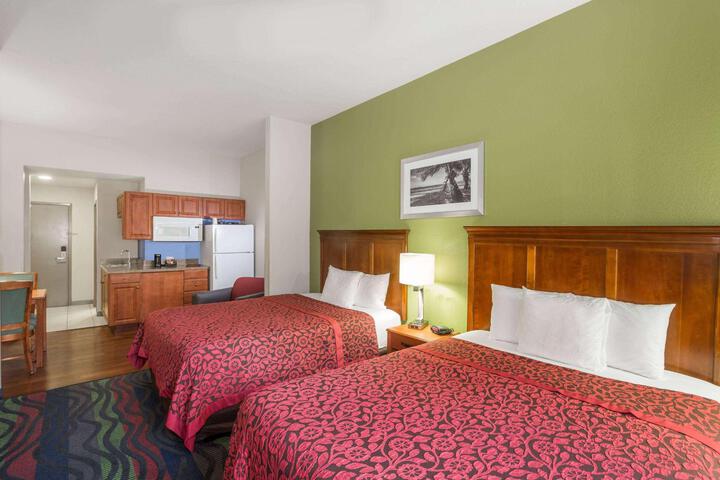 2 Queen Beds (10 of 10)