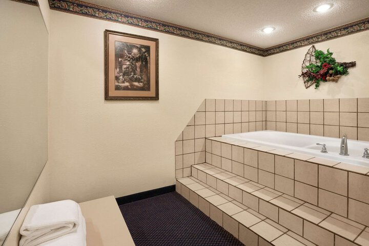 1 Queen Bed Accessible Room (8 of 19)
