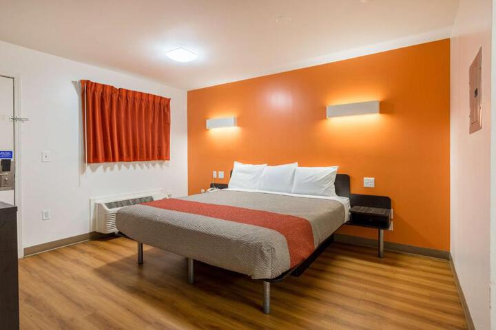 1 King Bed Micfridge (2 of 3)