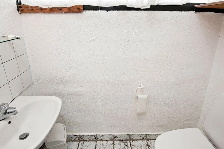Room 6 of 13