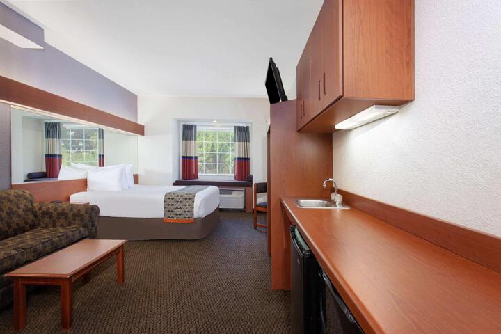1 Queen Bed Accessible Room (4 of 34)