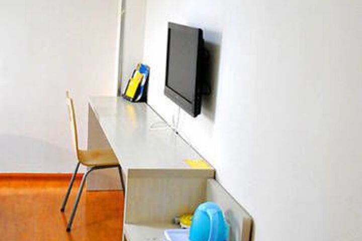 Room 7 of 11
