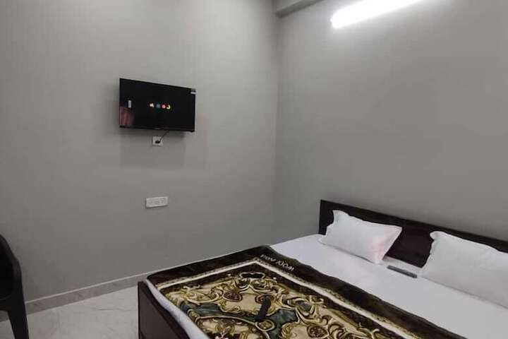 Room 8 of 16