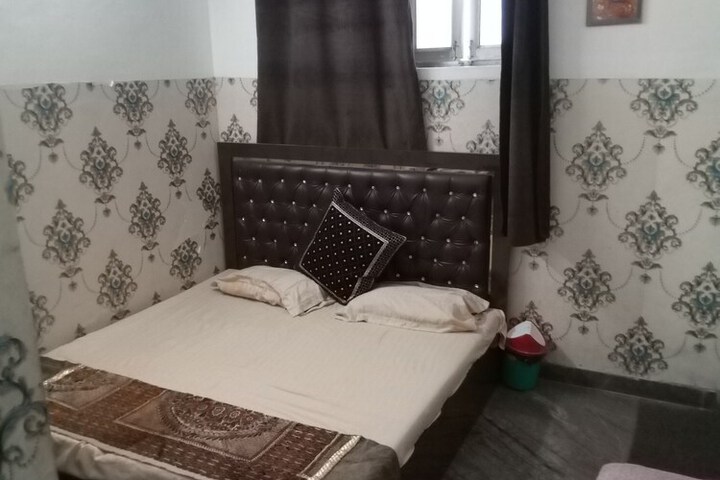 Room 7 of 12
