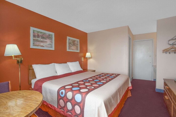 1 King Bed (8 of 8)