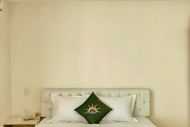 Holiday Hotel 2