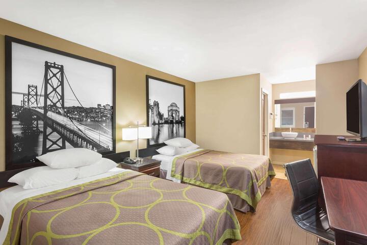 1 Queen Bed Mobility Hearing Impaired Accessible Room (8 of 12)