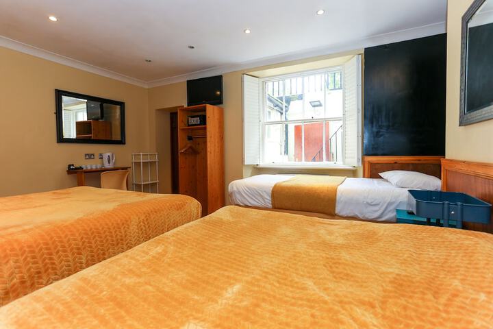 Room 52 of 106