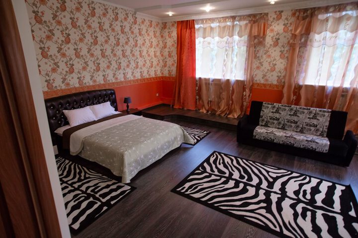 Room 4 of 9