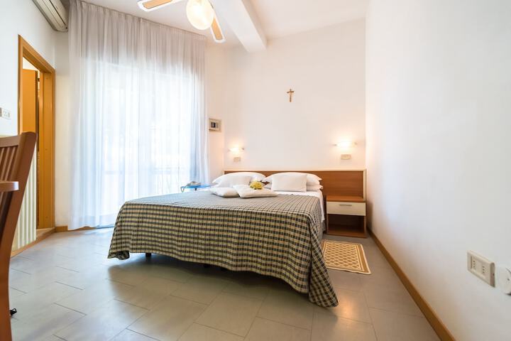 Room 14 of 108