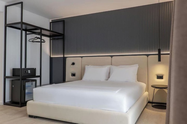 Room 32 of 100