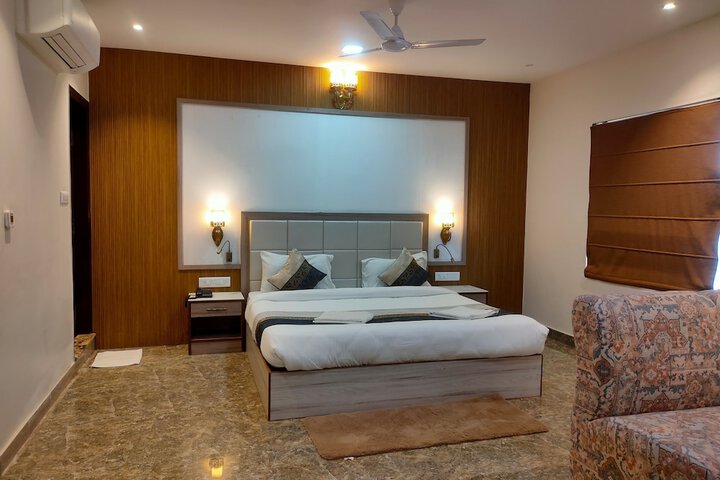Room 10 of 12