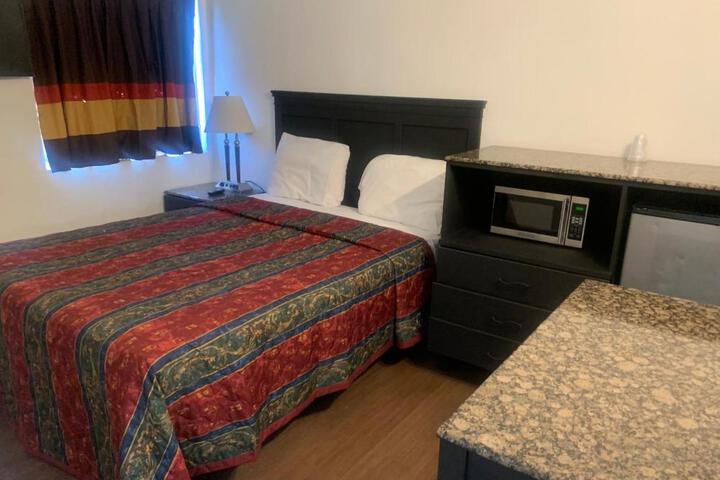 Deluxe Room 1 Queen Bed (1 of 6)