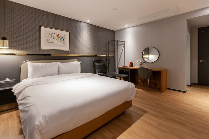 Room 19 of 33