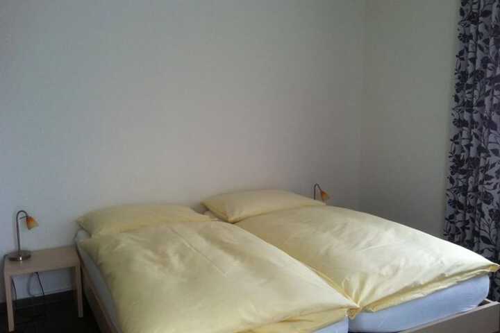 Room 4 of 33