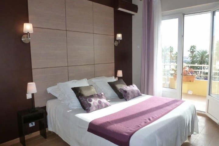 Room 32 of 53