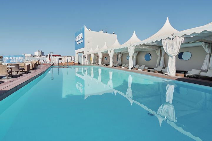 Pool Hotel