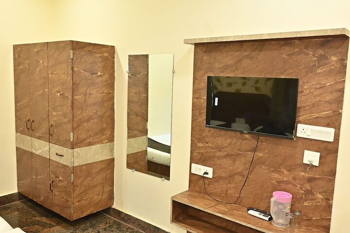 Room 8 of 11