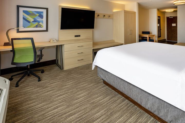 1 King Bed (5 of 8)