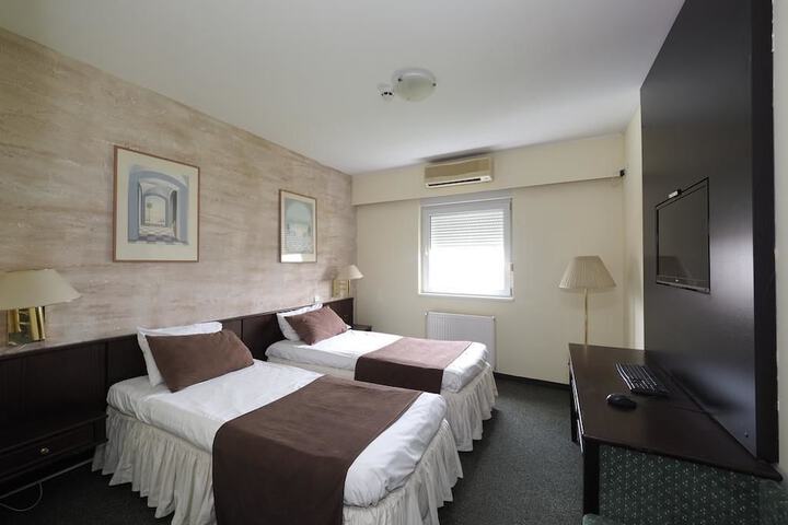 Room 7 of 22