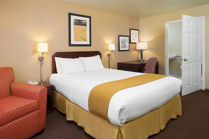 1 Queen Bed (7 of 12)