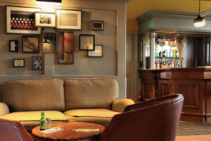 Lounge 24 of 36